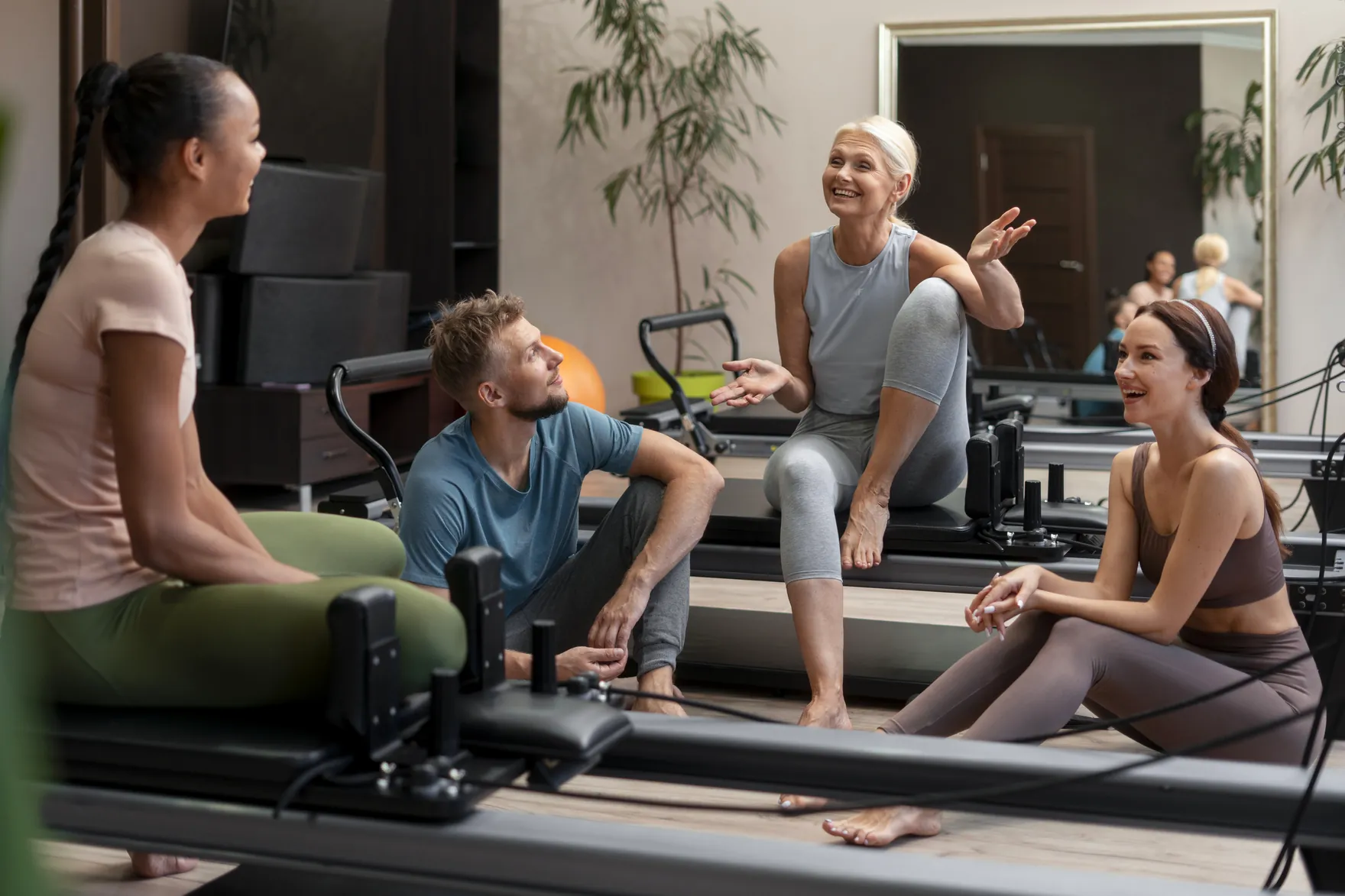 Sesión de pilates con máquina reformer