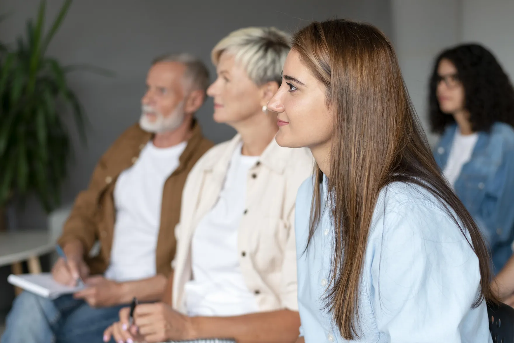 Público atento durante una charla