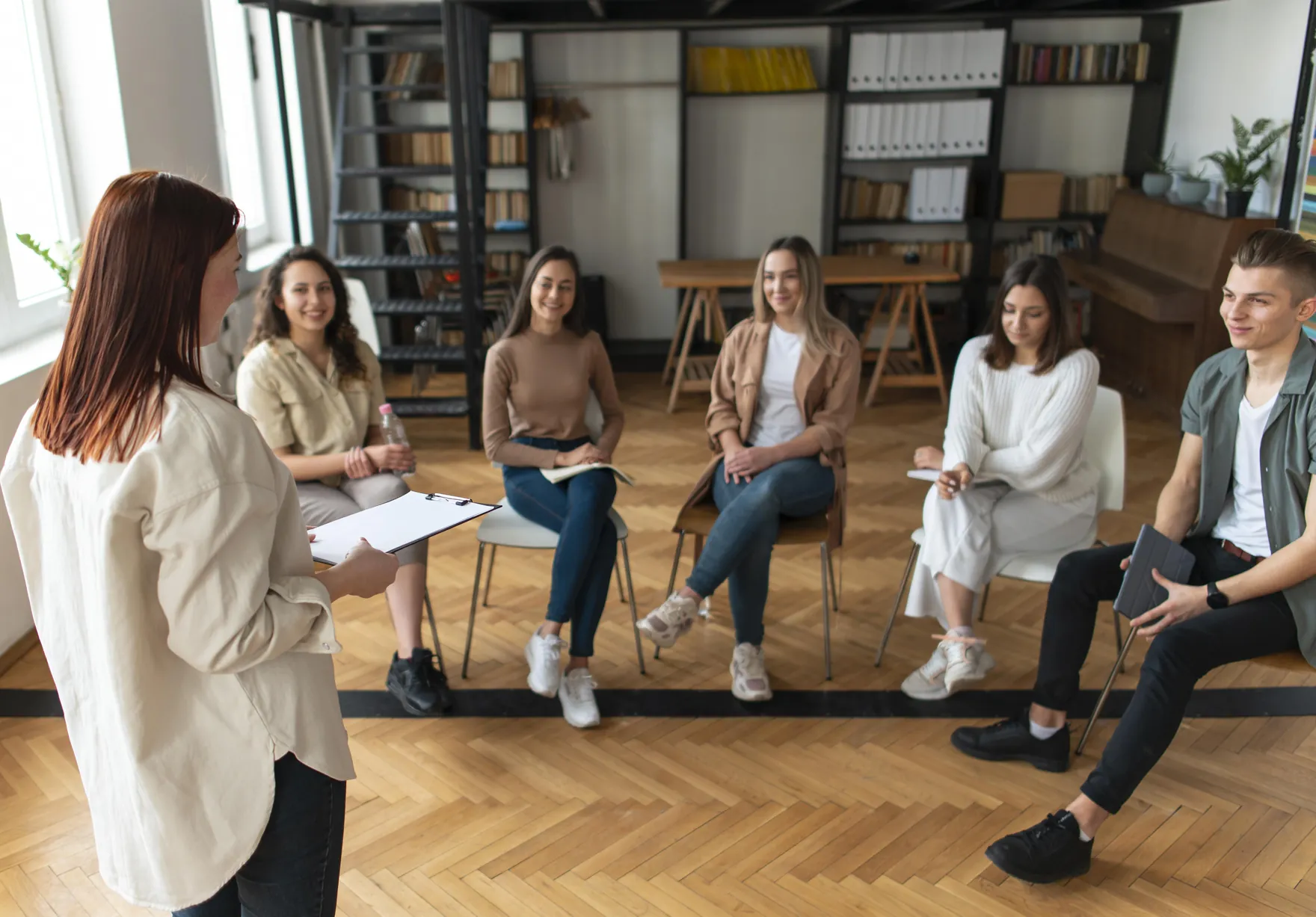 Equipo en una reunión informal en círculo
