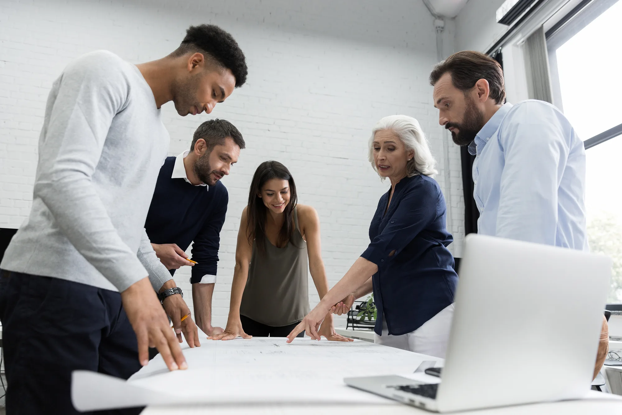 Equipo de trabajo colaborando y tomando decisiones en conjunto