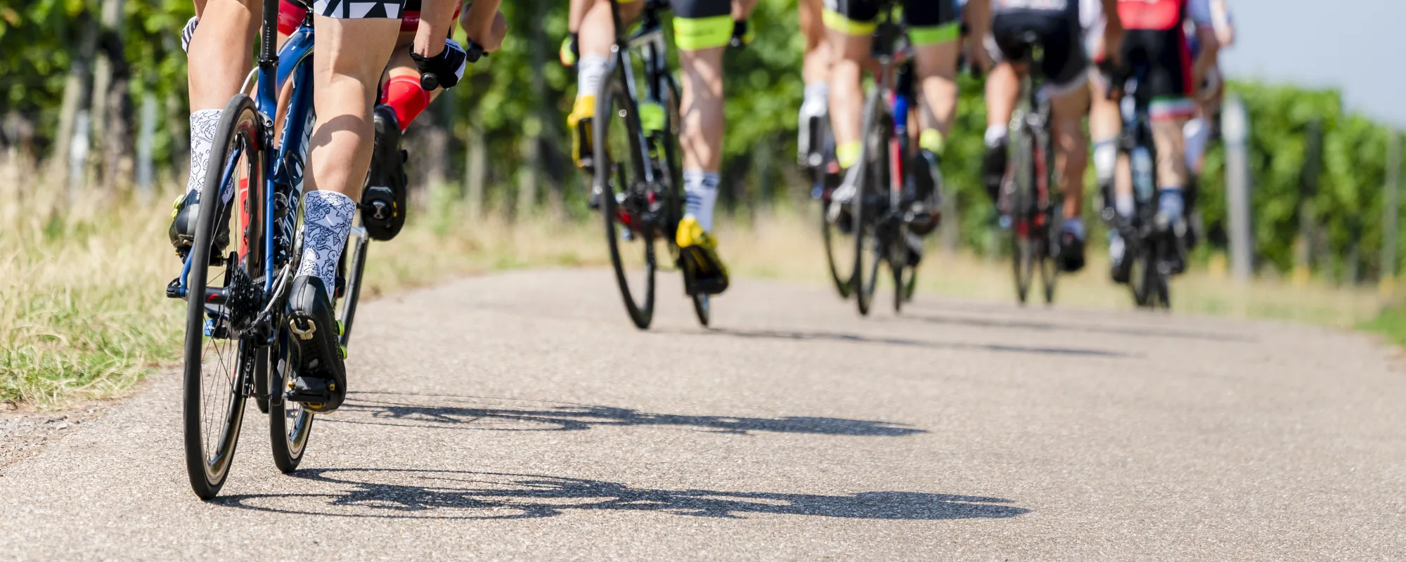 Grupo de ciclistas participando en un reto deportivo