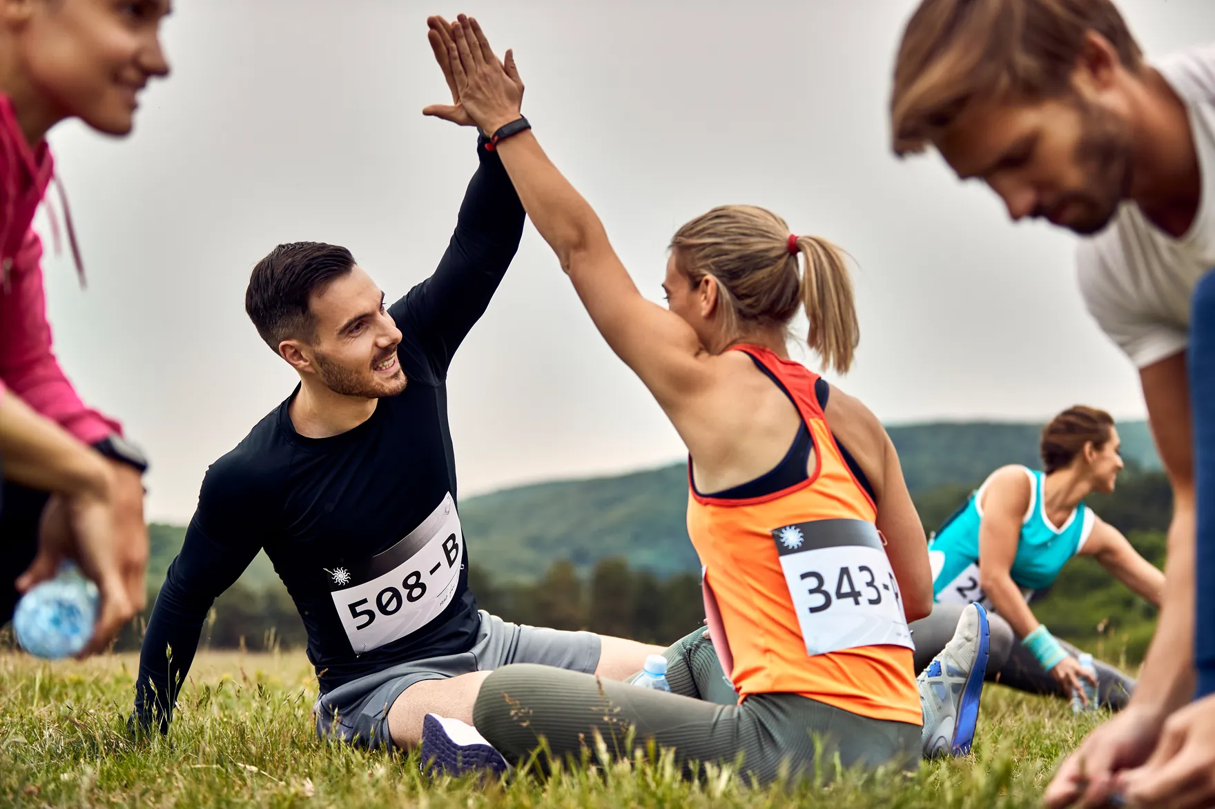 Participantes de una carrera celebrando al aire libre