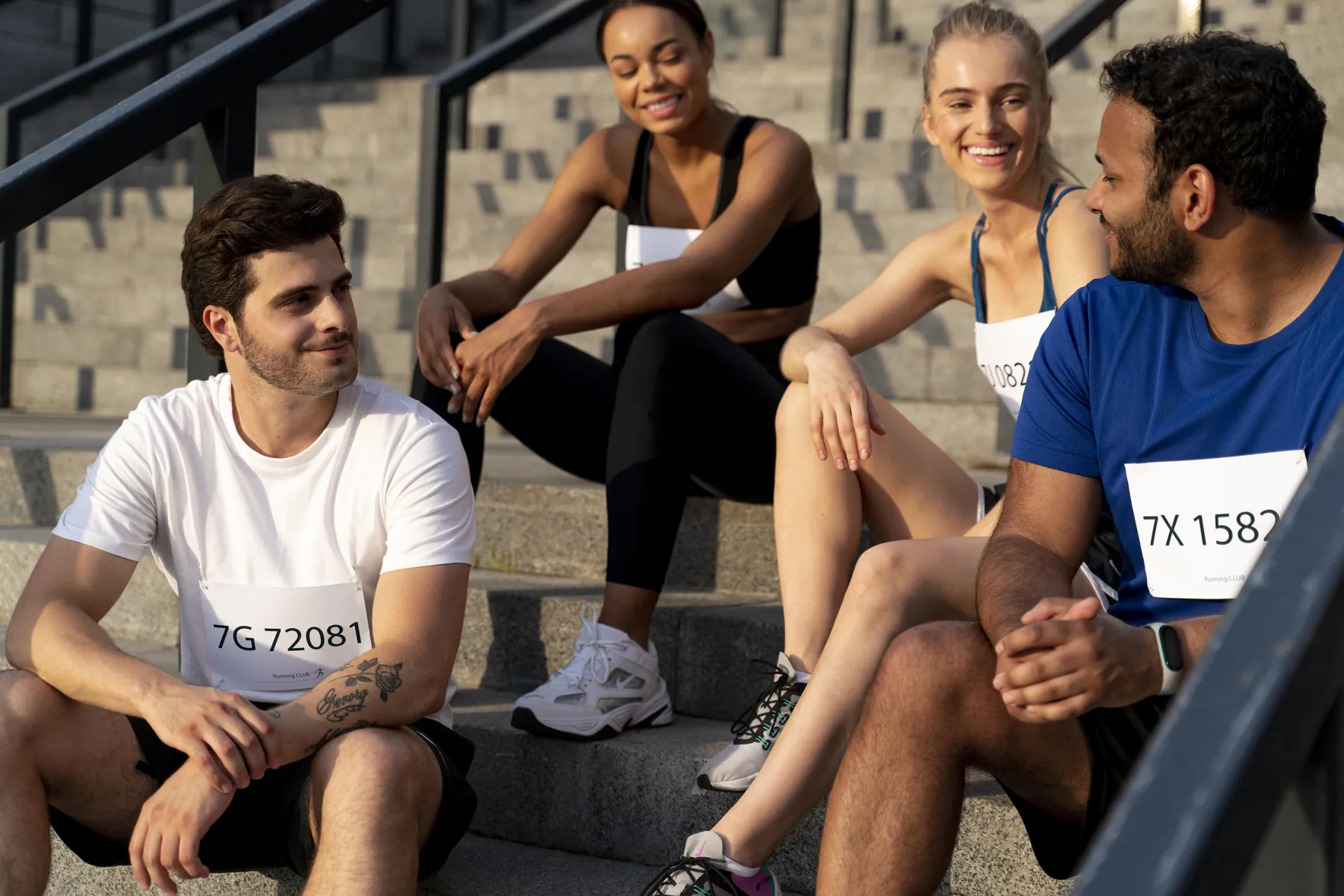 Participantes de una carrera charlando en las gradas