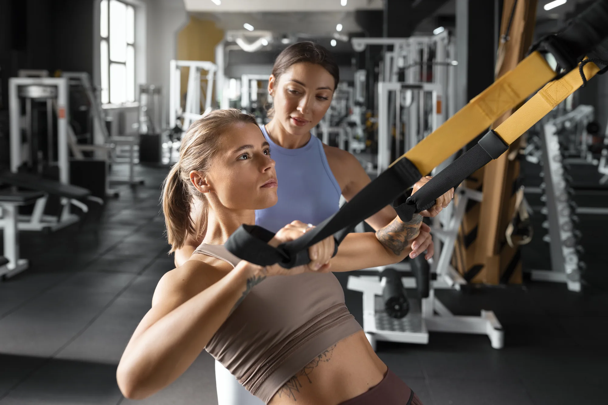 Entrenador personal guiando una sesión en un gimnasio