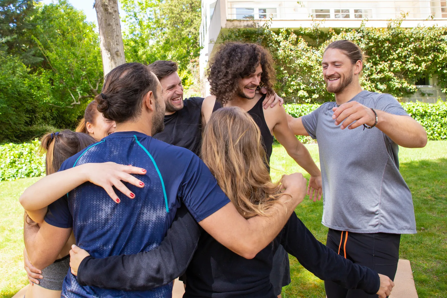 Equipo abrazado al aire libre